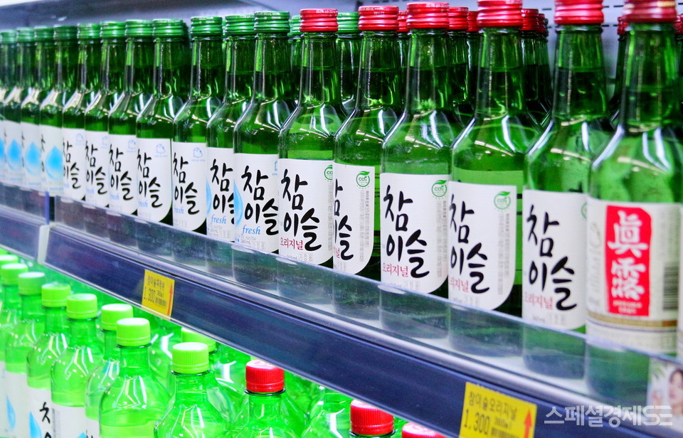 소방관에서 참이슬 광고 포스터가 나어면서 진로가 홍보 효과를 낸다. [사진=정수남 기자]