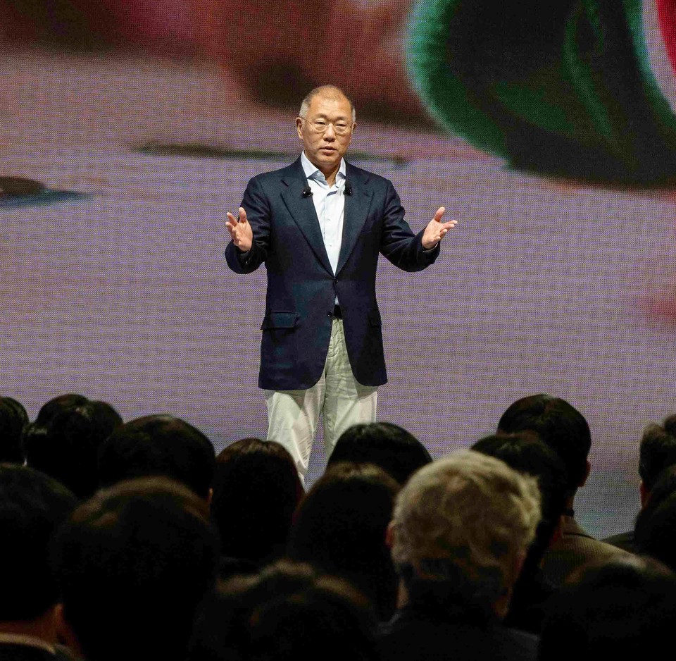 정의선 회장이 신년회에서 그룹 임직원에게 새해 경영 전략 등을 소개하고 있다. [사진=현대차그룹]