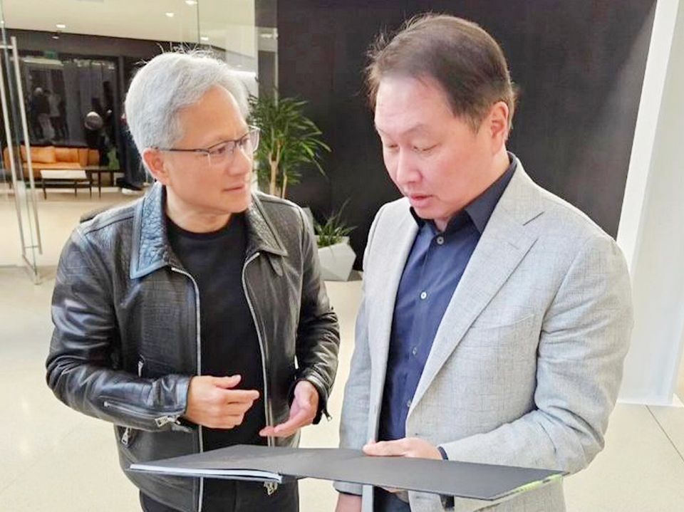 (오른쪽부터)최태원 SK그룹 회장이 지난해 4월 미국에서 젠슨 황 엔비디아 최고경영자와 만나 인공지능 분야에서 협력 등을 모색했다. [사진=뉴시스]