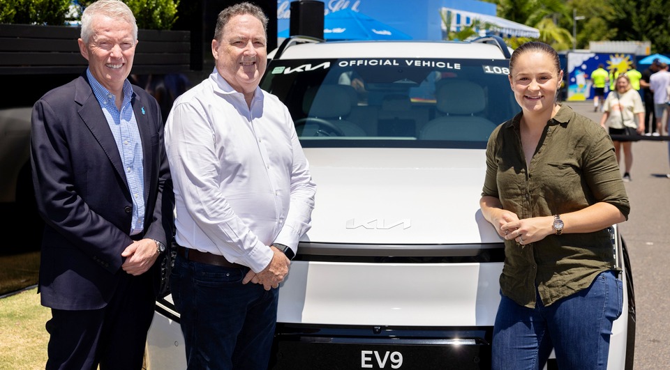 차량 전달 장면. (왼쪽부터)크레이그 타일리 호주오픈 조직위원회 CEO, 데미안 메레디스 기아호주 CEO, 호주 출신 테니스 선수 애슐리 바티. [사진=기아]