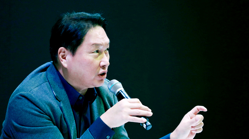 최태원 SK 회장이 CES 행사장에서 기자의 질의에 응답하고 있다. [사진=SK]