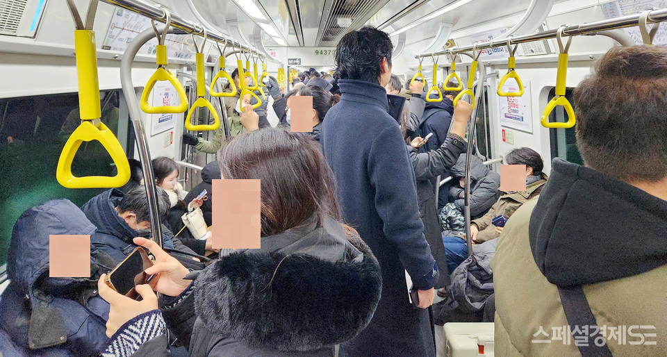 9호선의 경우 일반과 급행 열차가 있다. 이중 급행이 개화역과 중앙보훈병원까지 39개역 가운데 환승역과 이용객이 많은 15개역에만 선다. 9일 개화행 첫 급행열차가 6시 정각에 환승역인 석촌역에 도착했다. 다만, 해당 열차가 30초 정도 정차 후 출발하지만, 이날은 4분 후에 출발했다. 기관사가 “석촌고분역 T** 고장으로 출발이 늦어지고 있다. 조치가 끝나는 대로 출발하겠다”고 말했다. 고장난 게 전문 용어라 이해 할수 없다. 해당 기관사가 이 같은 지연출발을 만회하기 위해서인지, 이후 역 도착시마다 역 도착을 알리는 방송을 자동안내와는 별도로 했다. 이른 출근 시간 소음이다. 게다가 지하철 첫차가 항상 만원이다. 지하철 9호선도 금보다 더 귀한 시간 도둑인 셈인데,  해당 열차가 환승역인 당산역에 2분 늦은 06시32분에 도착했다. 평소처럼 30분에 도착했을 경우 합정역 방향 2호선을 탈 수 있지만, 이날 많은 승객일 이를 놓쳤다. 9호선도 이래저래 서비스가 엉망이면서, 시간도둑이라는 게 일부 승객의 지적이다. [사진=정수남 기자]