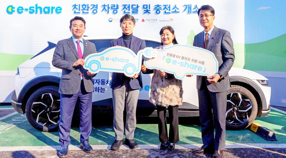 (왼쪽부터)박정 국회의원, 김완섭 환경부 장관, 김해정  행복드림 시설장, 김동욱  현대차그룹 부사장 등이 기념사진을 찍고 있다. [사진=현대차그룹]