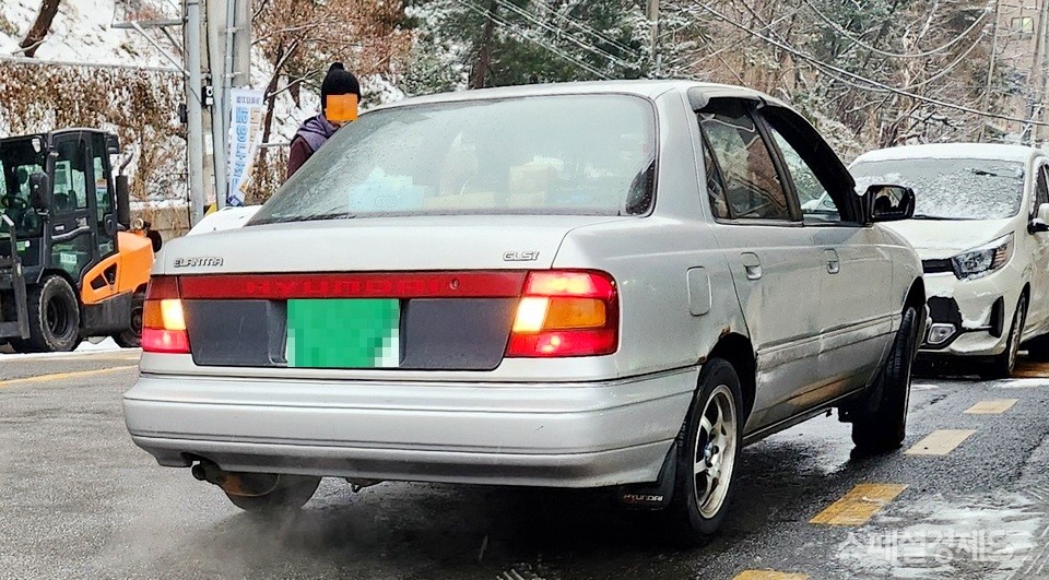 엘란트라 소유자인 김 모(차량 왼쪽, 66, 남) 씨가 “1992년식이다. 엘란트라가 그동안 큰 고장 없이 내 반평생과 함께했다. 엘란트라가 수족이나 다름 없다”고 말했다. [사진=정수남 기자]