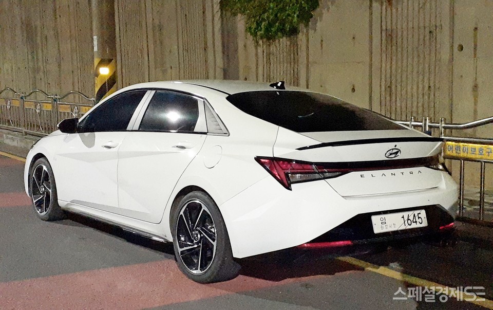 현재 아반떼는 해외에서 여전히 엘란트라로 달리고 있다. 신형 아반떼. [사진=정수남 기자]