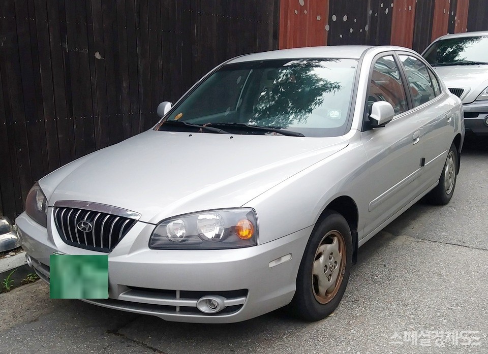 (위부터)쎄라토와 현대차 아반떼 XD. [사진=정수남 기자]