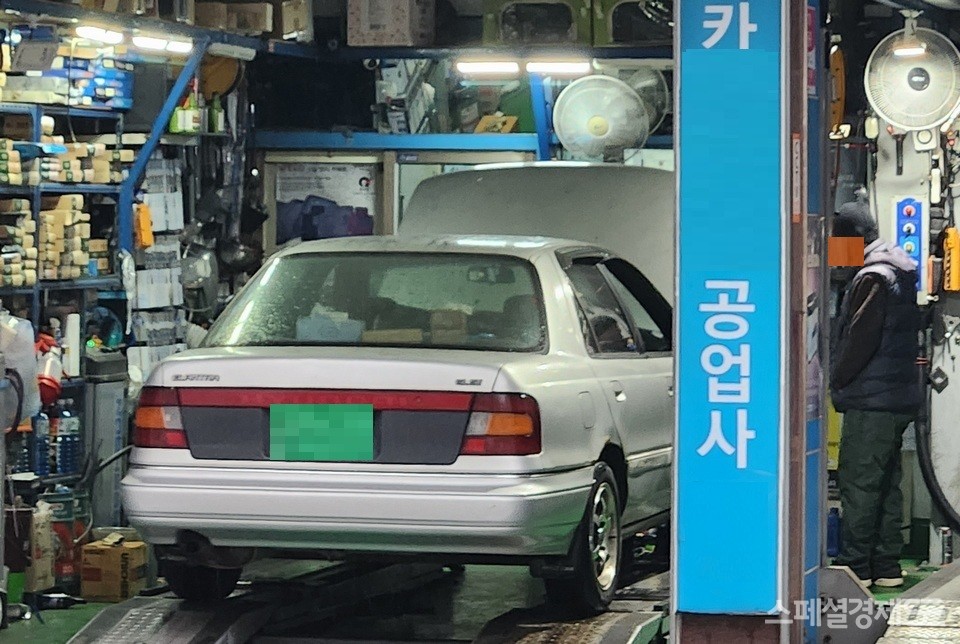 이곳 정비소 사장이 “엔진이 깨끗하다. 엔진오일을 교체하려 한다. 자동차 제작 기술이 발달해 관리만 잘하면 차량 30년 이상 운행도 가능하다. 현재 엘란트라가 클래식 카”라 강조했다. [사진=정수남 기자]