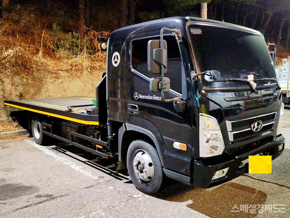 현대차 트럭 3.5톤 마이티가 벤츠 차량을 전문으로 운송하는 특장차(카캐리어)로 변신했다. [사진=정수남 기자]