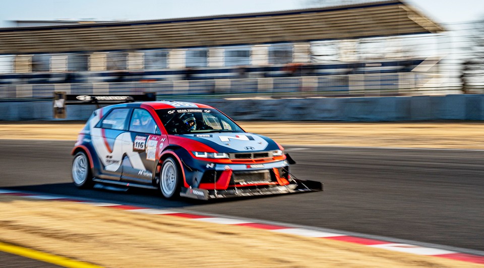 아이오닉 5 N TA사 서킥을 질주하고 있다. [사진=현대차]