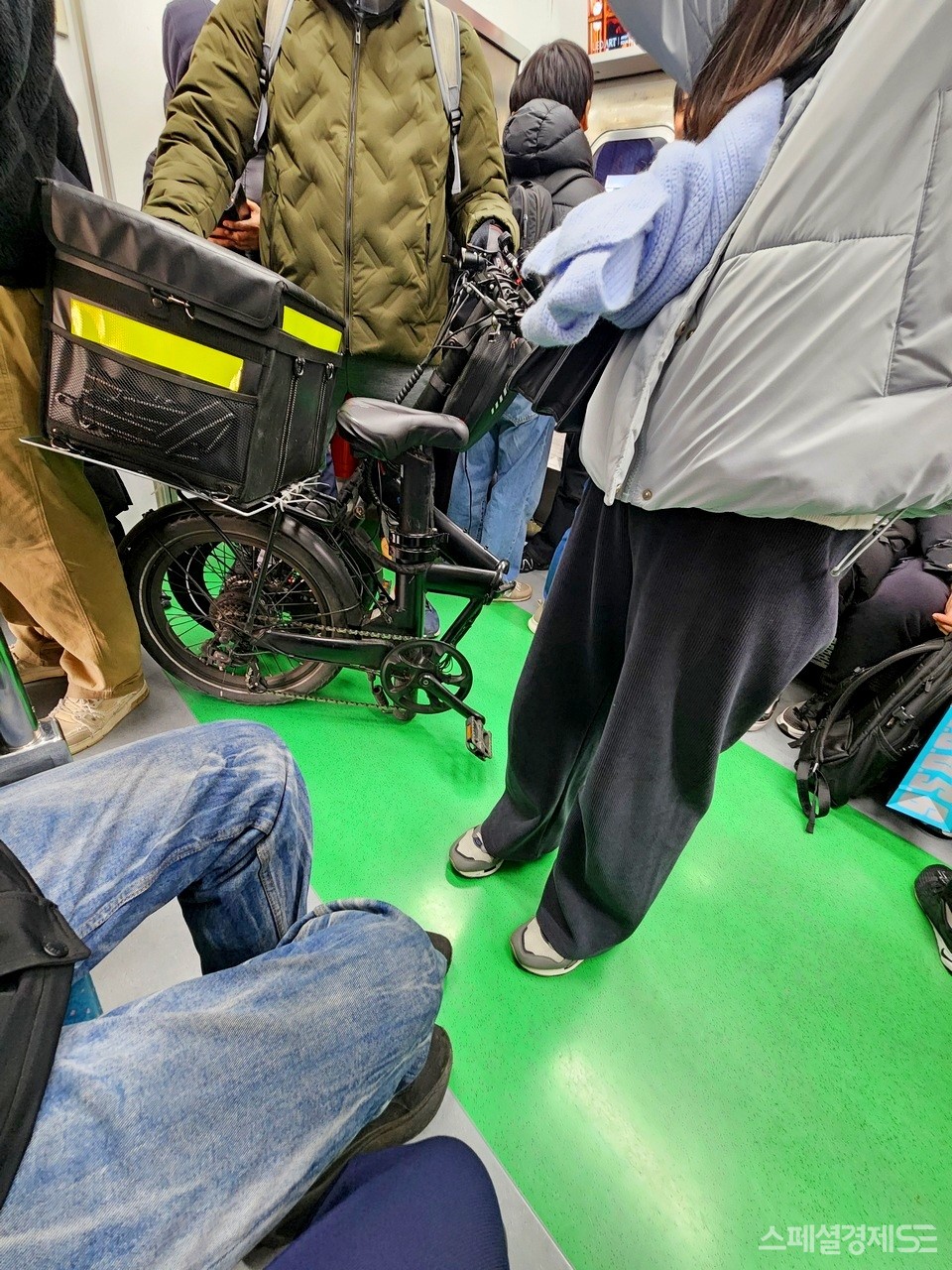 한 60대 남성이 서울지하철 8호선 모란발 첫차인 06시30분 열차를 접이식 자전거와 함께 탔다. 지하철 8호선의 경우 자전거 휴대 탑승이 주말과 공휴일에만 가능하지만, 접이식 자전거를 접으면 평소에도 탑승할 수 있어서다. 다만, 통상 8호선 지하철 첫차가 항상 만원이라, 민폐이기는 하다. [사진=정수남 기자]