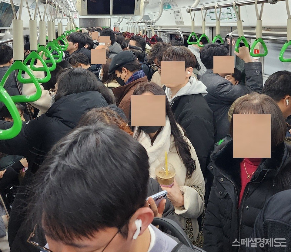 서울지하철 2호선 외선 방향 평일 오후 4시30분 경이다. (위부터)10대로 보이는 남성이 일반 자전거를 휴대하고 열차를 기다리고 있다. 열차 안이 승객으로 빽빽하다. 내선열차가 두대 지나갈 동안 외선열차가 한대 지나가는 등 운행 간격이 들쭉날쭉 이라서다. 결국, 10대 남성이 열차 탑승을 포기하고, 다음 열차를 기다렸다. 만원 열차 안에도 20대로 보이는 여성이 음료를 휴대하고 탑승했다. 음료가 엎질러지면? [사진=정수남 기자]