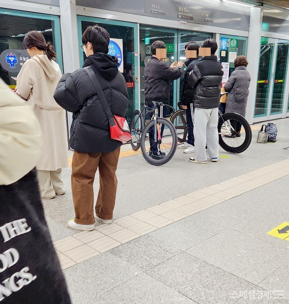 평일 모란 방향 지하철 8호선 잠실역 승차장이다. 20대로 보이는 남성이 일반 자전거를 휴대하고 열차를 기다리고 있다. 퇴근 시간이라 역시 민폐다. [사진=정수남 기자]