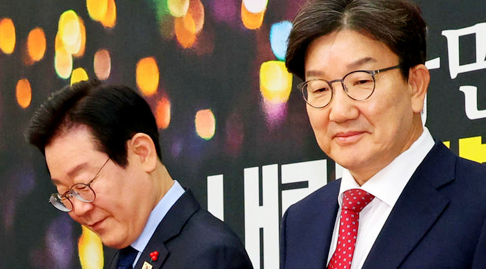 (오른쪽부터)권성동 국민의힘 당 대표 권한대행 겸 원내대표가 서울 여의도 국회에서 이재명 더불어민주당 대표를 최근 만났다. [사진=뉴시스]