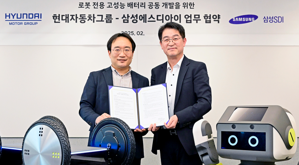 (왼쪽부터)현동진 현대차∙기아 로보틱스랩 상무, 조한제 삼성SDI 부사장이 기념사진을 찍고 있다. [사진=현대차그룹]