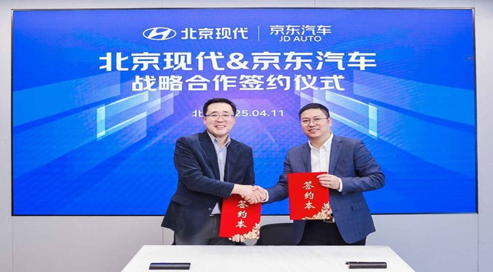 지난 11일 베이징현대와 징둥량처의 전략적 협력 협약식에 참석한 이용석 베이징현대 사업관리본부장(상무)와 징둥량처 관계자가 기념촬영을 하고 있다. [사진=뉴시스]