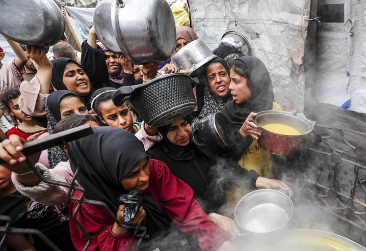 가자지구의 가자시티에 있는 한 급식소에 4월 24일(현지시간) 수 많은 팔레스타인 피난민들이 몰려 들어 무료 급식을 받기 위해 아우성을 치고 있다. [ 사진= 뉴시스 ]