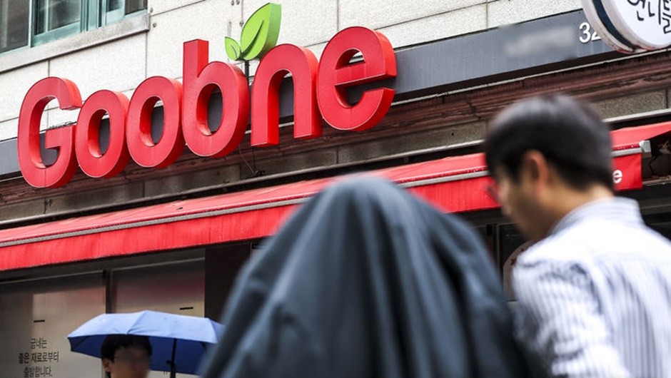 서울 시내 한 굽네치킨 매장 앞에서 시민들이 이동하고 있다. [사진=뉴시스]