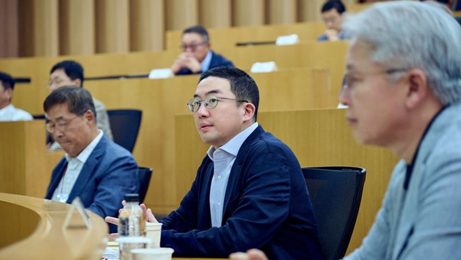 경기도 이천 LG인화원에서 열린 사장단 워크숍에 참석한 구광모 회장(가운데), LG화학 CEO 신학철 부회장(왼쪽), ㈜LG COO 권봉석 부회장. [사진 = LG]