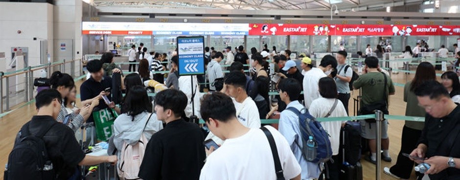 인천국제공항 제1여객터미널 출국장에서 여름 휴가철을 맞아 출국하는 여행객들이 출국 수속을 밟고 있다. [사진=뉴시스]