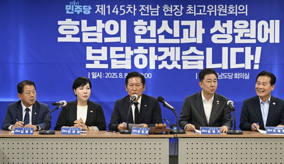 정청래 더불어민주당 대표가 지난 8일 오전 전남 무안군 민주당 전남도당 대회의실에서 열린 제145차 전남 현장 최고위원회의에 참석해 발언을 하고 있다. [사진=뉴시스]