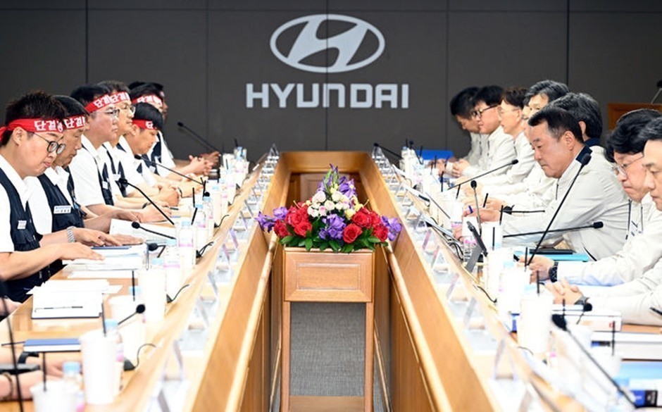 현대자동차 노사가 7월 18일 울산공장 본관 동행룸에서 2025년 임금 및 단체협약을 위한 상견례를 하고 있다. 이날 상견례에는 이동석 현대차 대표이사와 서쌍용 전국금속노조부위원장, 문용문 현대차 노조지부장 등 노사 교섭 대표 등 약 70명이 참석했다. [사진=현대차]