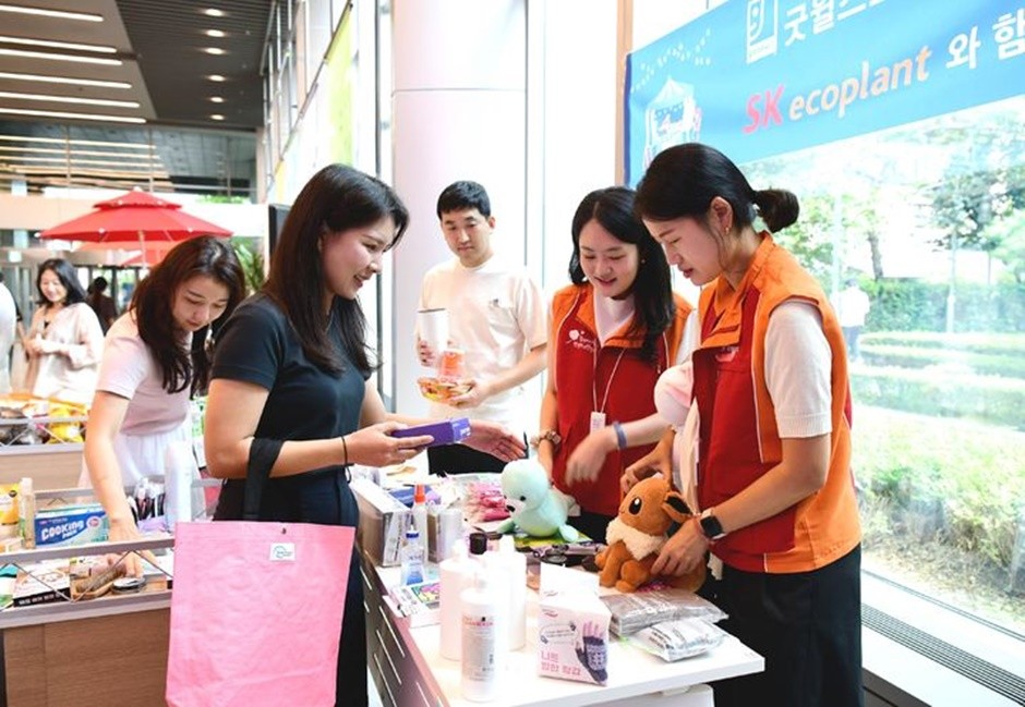 SK에코플랜트 구성원들이 지난 12일 서울 종로구 수송동 SK에코플랜트 본사에서 열린 사내 자원순환 기부프로그램 연계 바자회에서 물품을 구매하는 모습. [사진=SK에코플랜트]