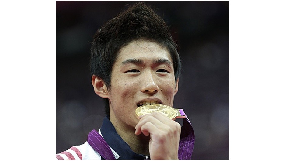양학선이 6일(한국시간) 런던 노스그리니치 아레나에서 열린 런던올림픽 남자 체조 도마 결승에서 금메달을 목에 걸었다.한국 체조 사상 첫 금메달을 수확한 양학선이 금메달을 입에 물고 기쁨을 만끽했다. [사진=뉴시스]