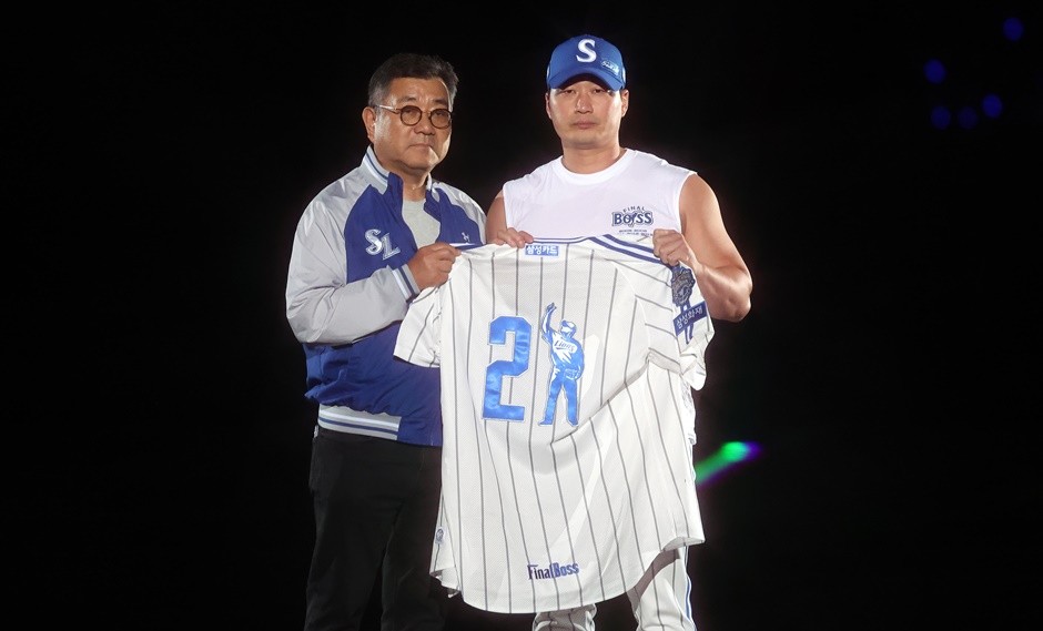 삼성 마무리 투수 오승환이 30일 대구 수성구 삼성라이온즈파크에서 열린 은퇴식에서 유니폼을 반납하고 있다. [사진=뉴시스]