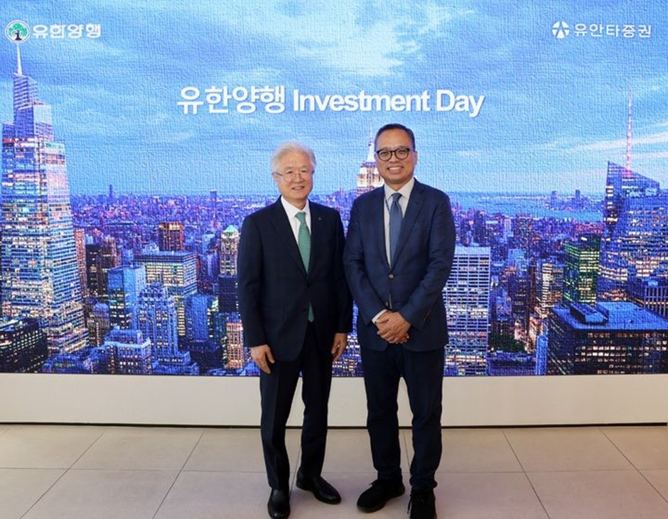 왼쪽부터 유한양행 조욱제 대표이사, 유안타증권 뤄즈펑 대표이사가 '2025 인베스트먼트 데이' 행사에서 사진을 찍고 있다. [사진=유한양행]