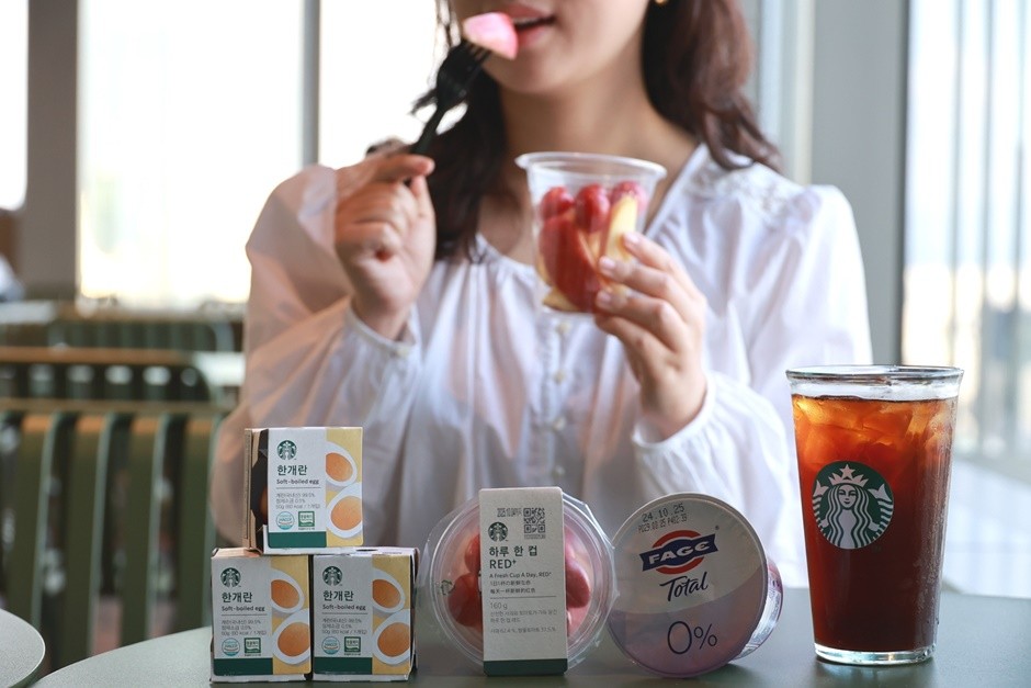 스타벅스 한개란 및 하루 한 컵 레드, 파예 무지방 요거트. [사진=스타벅스]