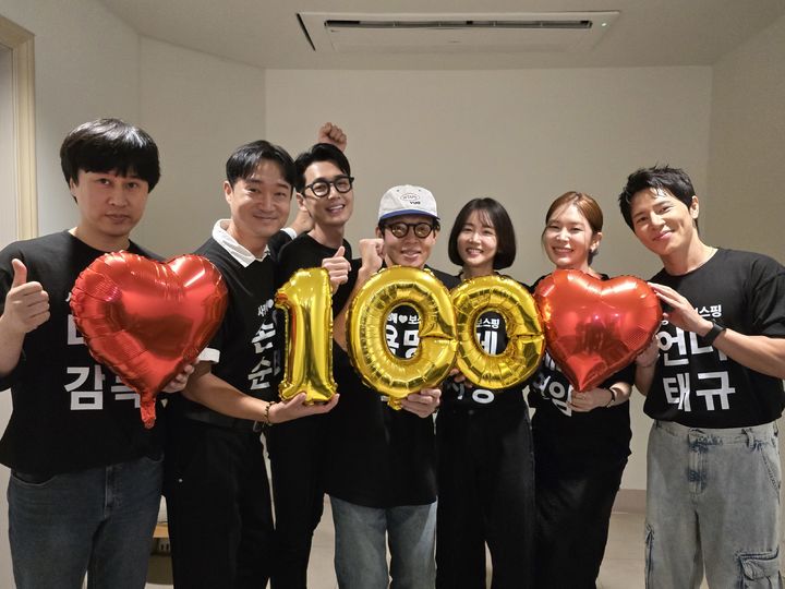 영화 '보스'의 라희찬 감독과 출연진이 100만 돌파를 기념하고 있다. [사진=하이브미디어코프, 마인드마크] 