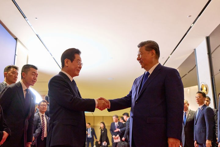 대통령실은 이재명 대통령이 1일 경북 경주 소노캄 그랜드 볼룸에서 시진핑 중국 국가주석 국빈 만찬을 마친 뒤 시 주석을 환송하는 모습을 2일 SNS에 공개했다. [사진=이재명 대통령 SNS]