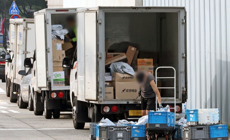 지난 2023년 8월 14일 오전 서울 시내 한 쿠팡 배송 캠프에서 택배기사들이 배송 준비 작업을 하고 있다. [사진=뉴시스]