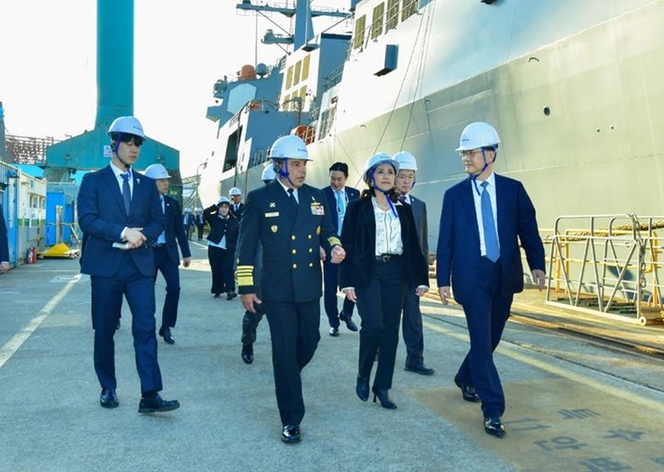 양사 관계자들이 최근 HD현대중공업 울산 야드를 둘러보고 있는 모습. [사진=HD현대중공업]