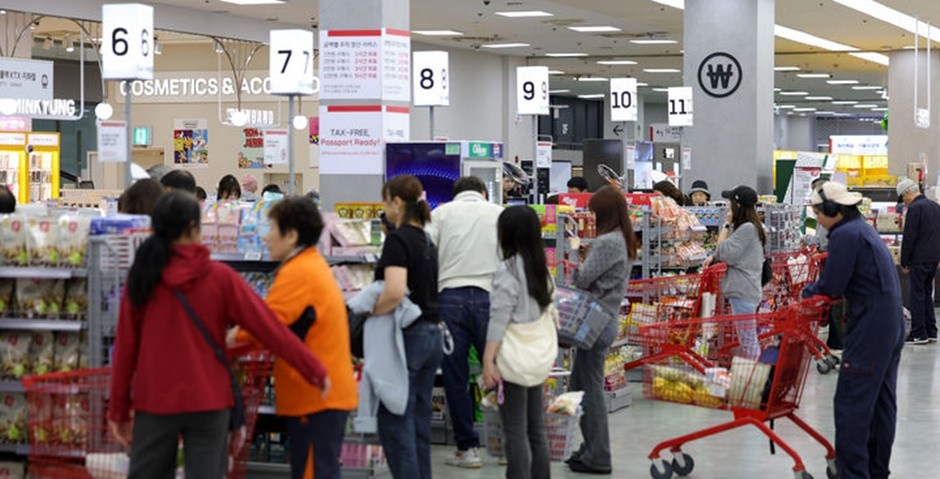 서울 시내 한 대형마트에서 시민들이 계산대 줄을 서고 있다. [사진=뉴시스]