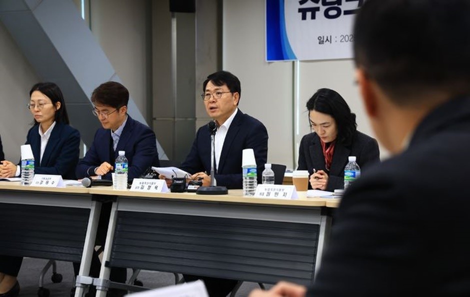 김정욱 농림축산식품부 농업혁신정책실장이 3일 오후 2시 aT센터에서 관계부처 합동으로 '외식업체 간담회'를 주재하고 있다. [사진=농식품부]