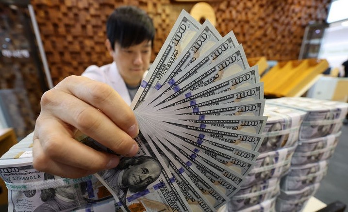 서울 중구 하나은행 위변조대응센터에서 보유중인 달러를 정리하고 있다. [사진=뉴시스]