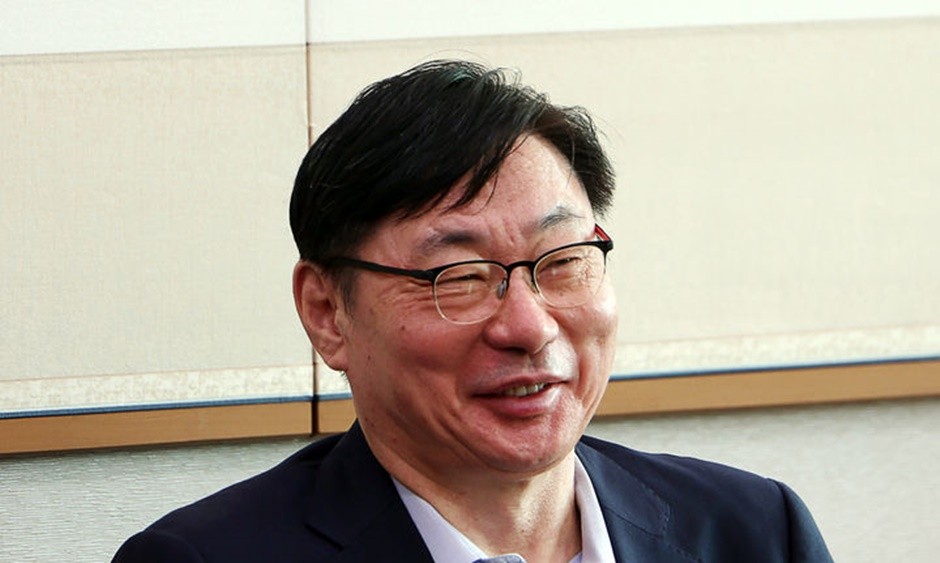 이화영 전 경기도 평화부지사가 지난달 23일 오전 서울 여의도 국회 법제사법위원회에서 열린 서울고등검찰청-서울중앙지방검찰청 등에 대한 국정감사에서 의원들의 토론 중 웃음을 보이고 있다. [사진=뉴시스]