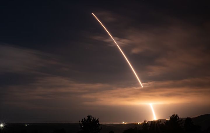 미국이 5일(현지 시간) 무탄두 대륙간탄도미사일(ICBM) '미니트맨3'을 시험 발사했다. 도널드 트럼프 미국 대통령이 핵실험 재개를 지시한 지 6일 만이다. [사진=반덴버그 우주군기지 웹사이트 갈무리 ]