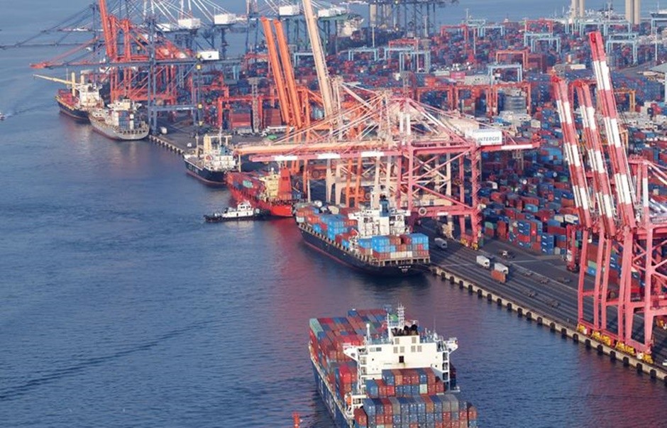 부산 남구 감만부두에 컨테어선이 접안하고 있다. [사진=뉴시스]