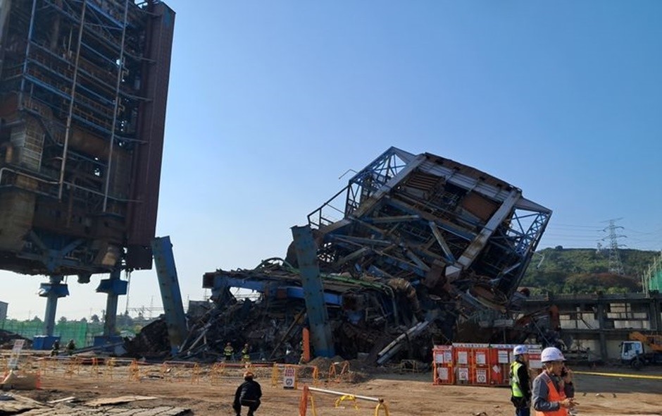 6일 오후 2시7분께 울산 남구 용잠동 한국동서발전 울산화력발전소에서 대형 구조물이 무너져 작업자 7명이 매몰되거나 다쳤다. [사진=울산소방본부]