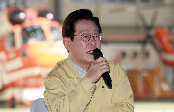 이재명 대통령이 6일 강원도 원주시 산림항공본부에서 열린 산불진화 관·군 합동훈련 점검에서 발언하고 있다. [사진=뉴시스]