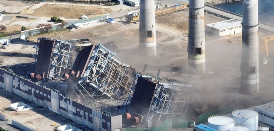 11일 울산 남구 울산화력발전소 보일러 타워 5호기 붕괴 사고 현장에서 매몰자와 실종자 구조를 위해 4·6호기의 발파 작업이 진행되고 있다. [사진=뉴시스]