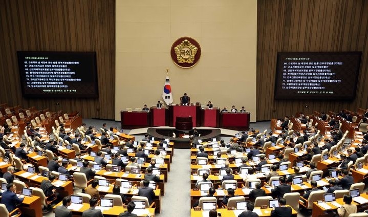 우원식 국회의장이 지난달 26일 오후 서울 여의도 국회 본회의장에서 열린 제429회 국회(정기회) 제10차 본회의에서 민생법안 등 여야 비쟁점 법안들을 상정하고 있다. [사진=뉴시스]