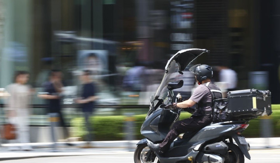 서울 시내에서 한 배달 라이더가 음식 배달을 하고 있다. [사진=뉴시스]