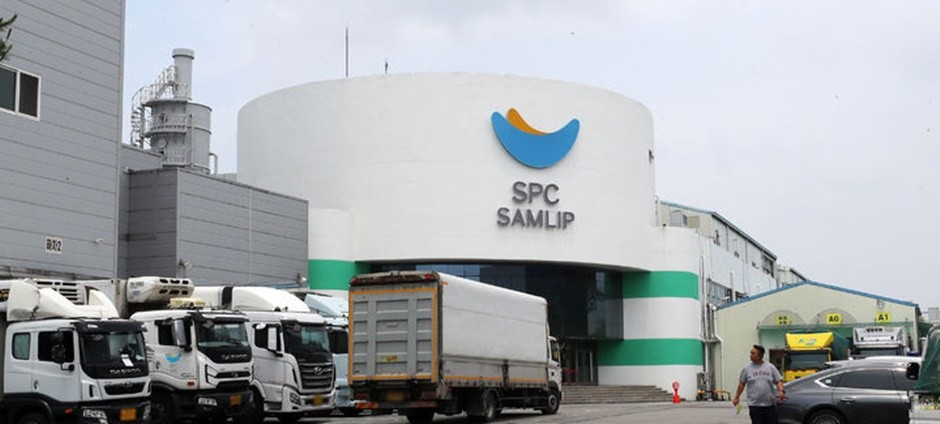 고용노동부와 경찰이 SPC삼립 본사 등을 압수수색 중인 지난 6월 17일 경기 시흥시 SPC 삼립 시화공장에 물류차량이 세워져 있다. [사진=뉴시스]