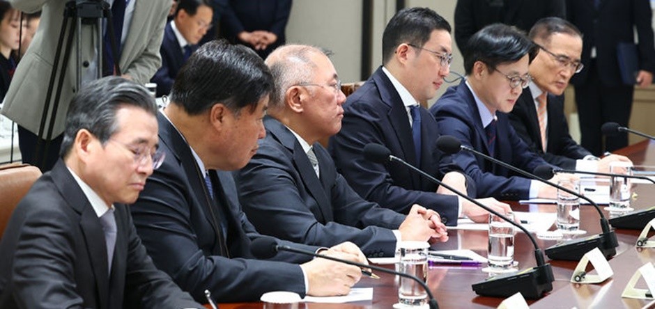 참모진과 재계 총수들이 지난 16일 서울 용산 대통령실 청사에서 열린 한미 관세협상 후속 민관 합동회의에서 이재명 대통령의 발언을 듣고 있다. [사진=뉴시스]