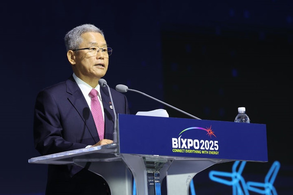 김동철 한국전력 사장이 지난 5일 광주광역시 KDJ센터에서 열린 '제10회 빛가람국제전력기술엑스포(BIXPO) 2025'에서 개회사를 하고 있다. [사진=한국전력]
