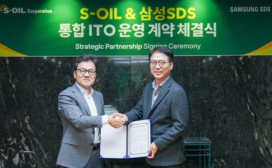 S-OIL, 삼성SDS 통합 ITO 운영 계약 체결식 (우측 S-OIL 류열 사장, 좌측 삼성SDS 이준희 사장). [사진=S-OIL]