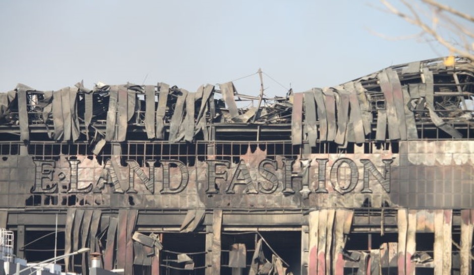 지난 15일 오전 6시 8분 발생한 충남 천안시 풍세면 이랜드패션 물류센터 이튿날인 16일 오전, 물류센터 간판에 불에 탄 채 흔적만 남아 있는 모습이다. [사진=뉴시스]